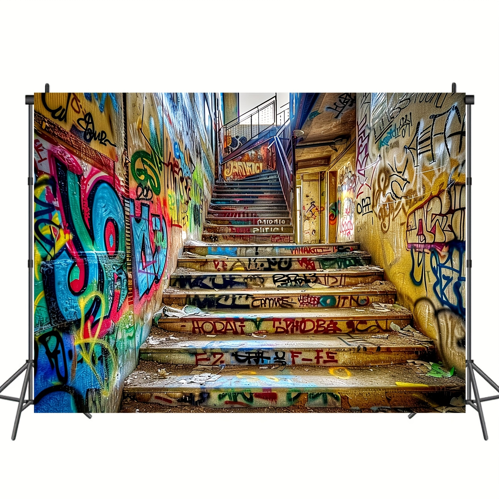 Vibrant urban street graffiti  – Street Fashion Urban Bewertung und Preis